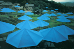 Christo (Javacheff) - 1991 - blaue Schirme in Japan